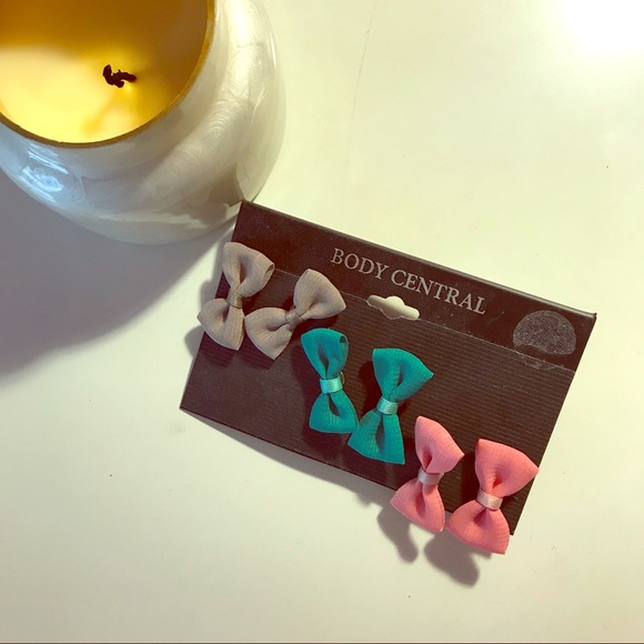 Body Central Jewelry - 🥑Bow stud Earring set🥑